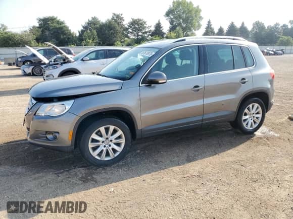 2010 Volkswagen Tiguan SE с VIN WVGBV7AX1AW509040, выставлен на аукционе Copart как лот 67678975 с пробегом 115 980 миль миль и Списание • Salvage title. История ставок и продаж доступна на DreamBid. Изображение 1.