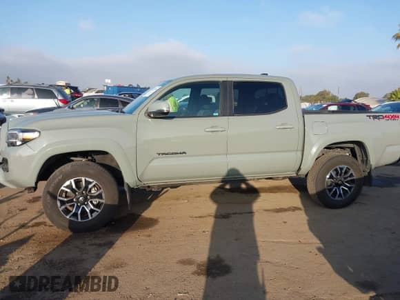 2023 Toyota Tacoma SR z VIN 3TMCZ5AN9PM626034, wystawiony jako IAAI lot #43517093 z przebiegiem 35 131 mil mil oraz . Historia ofert i sprzedaży dostępna na DreamBid. Obrazek 14.