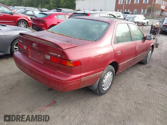 1998 Toyota Camry LE z VIN 4T1BG22K9WU382654, wystawiony jako IAAI lot #43324515 z przebiegiem 203 855 mil mil oraz . Historia ofert i sprzedaży dostępna na DreamBid. Obrazek 4.