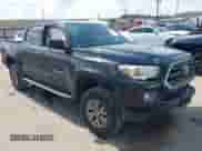 2017 Toyota Tacoma SR5 z VIN 5TFAZ5CN2HX045510, wystawiony jako IAAI lot #42432191 z przebiegiem 126 004 mil mil oraz . Historia ofert i sprzedaży dostępna na DreamBid. Obrazek 1.