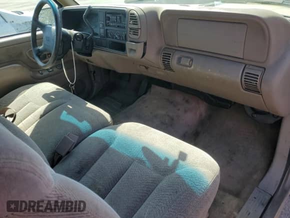 1997 GMC Sierra 1500 z VIN 2GTEC19MXV1553579, wystawiony jako Copart lot #52266665 z przebiegiem 171 783 mil mil oraz Czysty tytuł • Clean title. Historia ofert i sprzedaży dostępna na DreamBid. Obrazek 8.