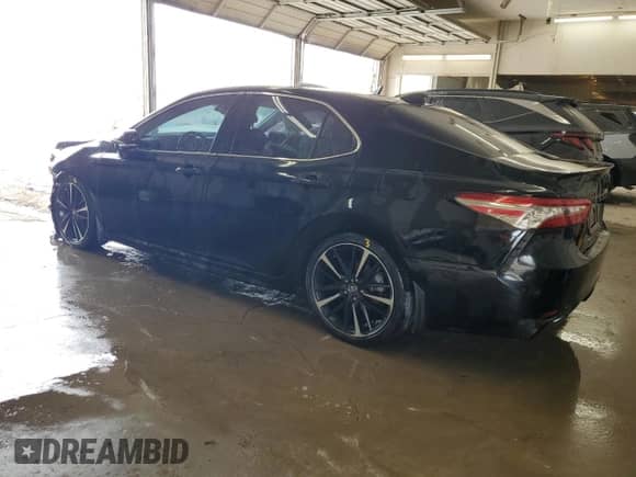 2019 Toyota Camry XSE z VIN 4T1B61HK7KU783750, wystawiony jako Copart lot #70703915 z przebiegiem 104 057 mil mil oraz Czysty tytuł • Clean title. Historia ofert i sprzedaży dostępna na DreamBid. Obrazek 2.