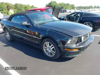 2006 Ford Mustang GT Deluxe z VIN 1ZVHT85H565100479, wystawiony jako IAAI lot #42901533 z przebiegiem 107 507 mil mil oraz . Historia ofert i sprzedaży dostępna na DreamBid. Obrazek 1.