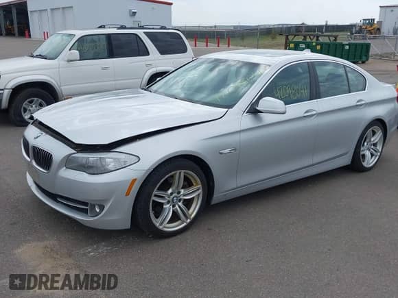 2012 BMW 5 Series 528i xDrive с VIN WBAXH5C56CDW09535, выставлен на аукционе IAAI как лот 42098041 с пробегом 129 221 миль миль и . История ставок и продаж доступна на DreamBid. Изображение 2.