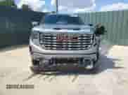 2024 GMC Sierra 1500 Denali z VIN 3GTUUGEL5RG282968, wystawiony jako Copart lot #80407365 z przebiegiem 3 707 mil mil oraz Czysty tytuł • Clean title. Historia ofert i sprzedaży dostępna na DreamBid. Obrazek 5.