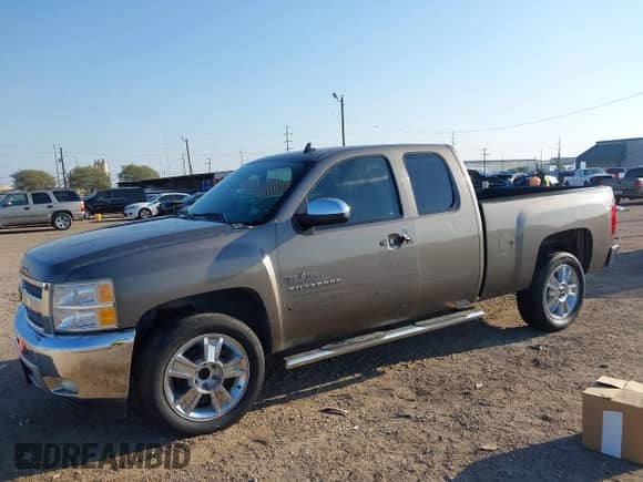 2012 Chevrolet Silverado 1500 LT z VIN 1GCRCSE01CZ327977, wystawiony jako IAAI lot #43379887 z przebiegiem 73 817 mil mil oraz . Historia ofert i sprzedaży dostępna na DreamBid. Obrazek 6.