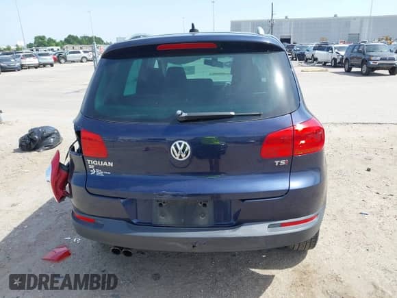 2016 Volkswagen Tiguan S z VIN WVGAV7AX5GW540411, wystawiony jako IAAI lot #42241587 z przebiegiem 76 431 mil mil oraz . Historia ofert i sprzedaży dostępna na DreamBid. Obrazek 16.