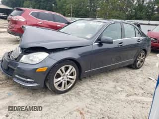 2013 Mercedes-Benz C 300 Sport z VIN WDDGF8AB3DR263828, wystawiony jako Copart lot #83771755 z przebiegiem 94 792 mil mil oraz Szkoda całkowita • Salvage title. Historia ofert i sprzedaży dostępna na DreamBid. Obrazek 1.