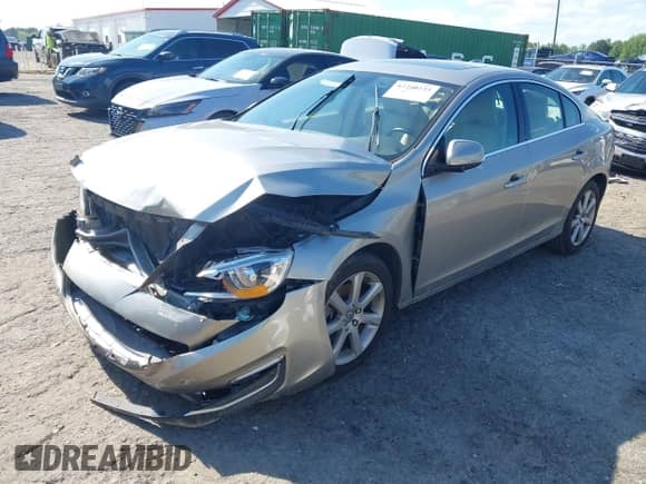 2016 Volvo S60 T5 Drive-E Premier z VIN YV126MFK3G2392066, wystawiony jako IAAI lot #42210232 z przebiegiem 80 097 mil mil oraz . Historia ofert i sprzedaży dostępna na DreamBid. Obrazek 20.