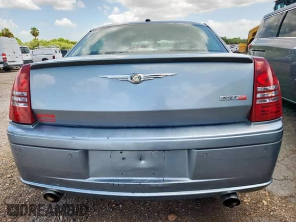 2006 Chrysler 300 C SRT-8 z VIN 2C3LA73W36H377854, wystawiony jako Copart lot #61070615 z przebiegiem 260 778 mil mil oraz Czysty tytuł • Clean title. Historia ofert i sprzedaży dostępna na DreamBid. Obrazek 6.