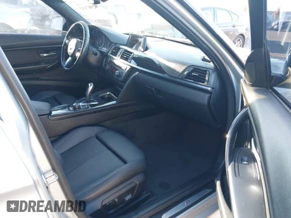 2015 BMW 3 Series 328i xDrive z VIN WBA3B3C58FF548900, wystawiony jako IAAI lot #42907192 z przebiegiem 131 853 mil mil oraz . Historia ofert i sprzedaży dostępna na DreamBid. Obrazek 5.