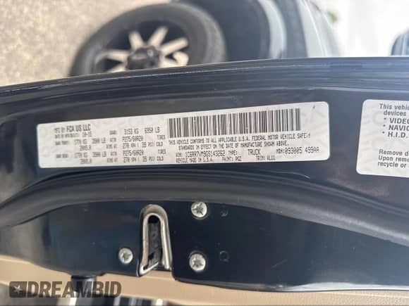 2016 Ram 1500 Laramie z VIN 1C6RR7VM9GS143262, wystawiony jako IAAI lot #42191213 z przebiegiem 159 920 mil mil oraz . Historia ofert i sprzedaży dostępna na DreamBid. Obrazek 9.