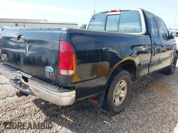 1997 Ford F-150 XL z VIN 1FTEX17L8VNB96786, wystawiony jako IAAI lot #42284370 z przebiegiem 163 227 mil mil oraz . Historia ofert i sprzedaży dostępna na DreamBid. Obrazek 4.