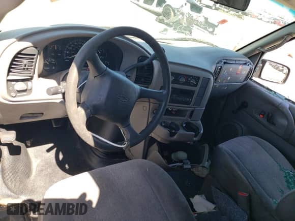 2003 Chevrolet Astro Cargo z VIN 1GCDM19X73B137764, wystawiony jako Copart lot #57367915 z przebiegiem Nie podano mil oraz Czysty tytuł • Clean title. Historia ofert i sprzedaży dostępna na DreamBid. Obrazek 8.