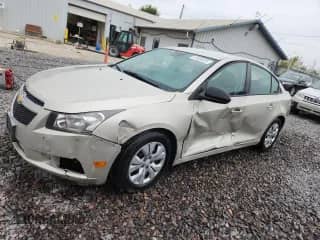 2013 Chevrolet Cruze LS z VIN 1G1PA5SH6D7209731, wystawiony jako Copart lot #81654525 z przebiegiem 99 728 mil mil oraz Szkoda całkowita • Salvage title. Historia ofert i sprzedaży dostępna na DreamBid. Obrazek 1.