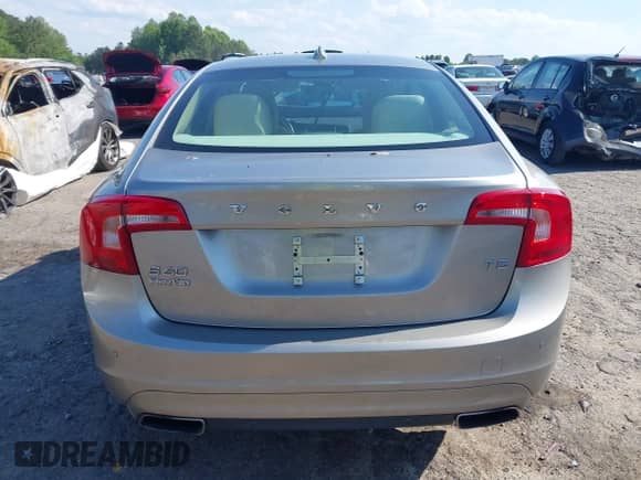 2016 Volvo S60 T5 Drive-E Premier z VIN YV126MFK3G2392066, wystawiony jako IAAI lot #42210232 z przebiegiem 80 097 mil mil oraz . Historia ofert i sprzedaży dostępna na DreamBid. Obrazek 16.