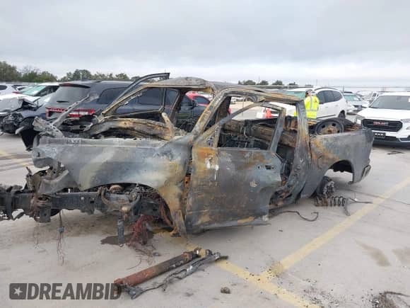 2020 Ram 1500 Tradesman z VIN 3C6RR6KT3LG290023, wystawiony jako IAAI lot #41777473 z przebiegiem Nie podano mil oraz . Historia ofert i sprzedaży dostępna na DreamBid. Obrazek 16.