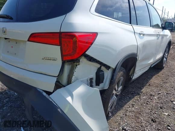 2017 Honda Pilot EX-L with VIN 5FNYF6H75HB081239, listed as a IAAI auction lot 42562518 with Not provided miles and . Bid and sale history available at DreamBid. Image 17.