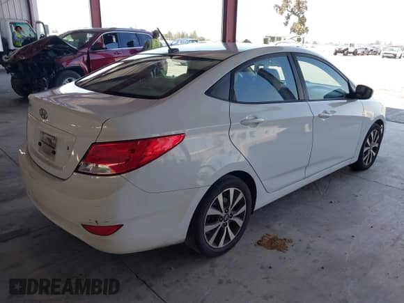 2017 Hyundai Accent SE z VIN KMHCT4AE8HU365743, wystawiony jako IAAI lot #42976548 z przebiegiem 187 938 mil mil oraz . Historia ofert i sprzedaży dostępna na DreamBid. Obrazek 4.