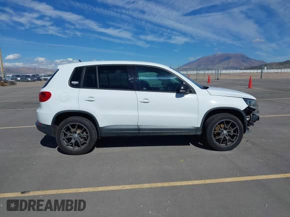 2014 Volkswagen Tiguan S with VIN WVGAV3AX0EW554013, listed as a IAAI auction lot 43426029 with 122,127 mi miles and . Bid and sale history available at DreamBid. Image 14.