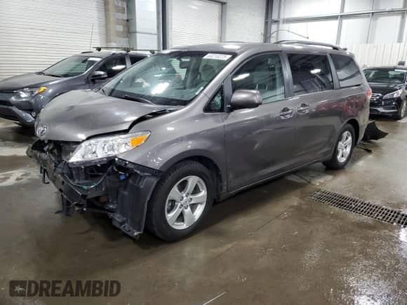 2014 Toyota Sienna LE AAS z VIN 5TDKK3DC7ES479983, wystawiony jako Copart lot #63210225 z przebiegiem 141 499 mil mil oraz Szkoda całkowita • Salvage title. Historia ofert i sprzedaży dostępna na DreamBid. Obrazek 1.