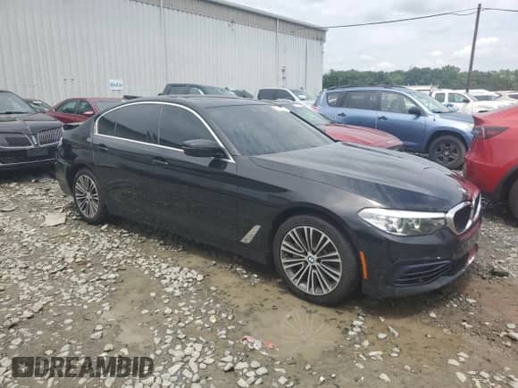 2019 BMW 5 Series 540i xDrive z VIN WBAJE7C5XKWD55540, wystawiony jako Copart lot #63302835 z przebiegiem 123 219 mil mil oraz Szkoda całkowita • Salvage title. Historia ofert i sprzedaży dostępna na DreamBid. Obrazek 4.