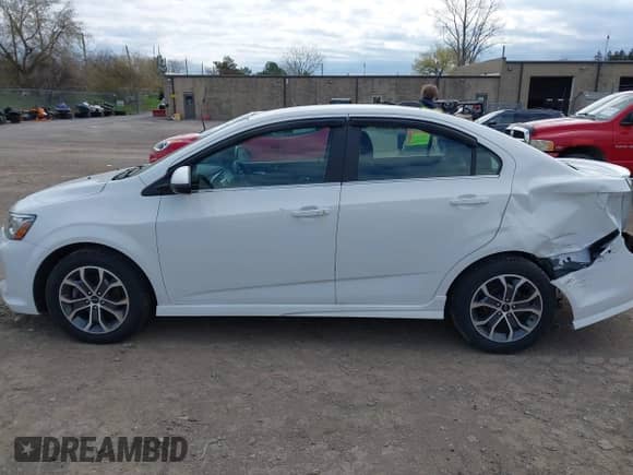 2020 Chevrolet Sonic LT с VIN 1G1JD5SB6L4100503, выставлен на аукционе IAAI как лот 42085062 с пробегом 45 415 миль миль и . История ставок и продаж доступна на DreamBid. Изображение 15.