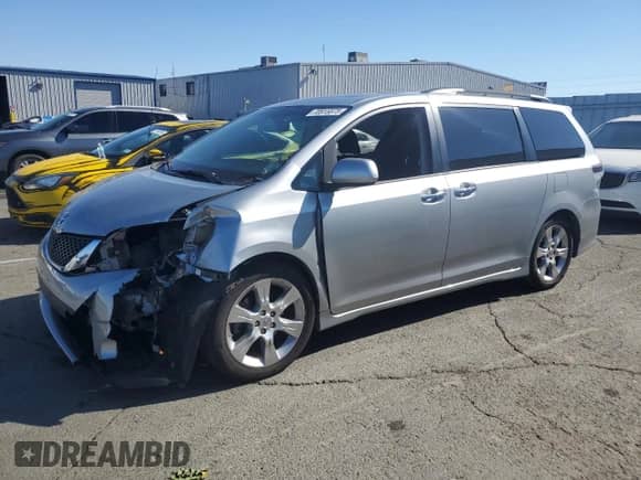 2014 Toyota Sienna SE with VIN 5TDXK3DC5ES418119, listed as a Copart auction lot 70915875 with 115,073 mi miles and Salvage title. Bid and sale history available at DreamBid. Image 1.