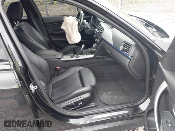 2014 BMW 3 Series 335i xDrive z VIN WBA3B9G55ENR91961, wystawiony jako IAAI lot #42255781 z przebiegiem 42 050 mil mil oraz . Historia ofert i sprzedaży dostępna na DreamBid. Obrazek 5.