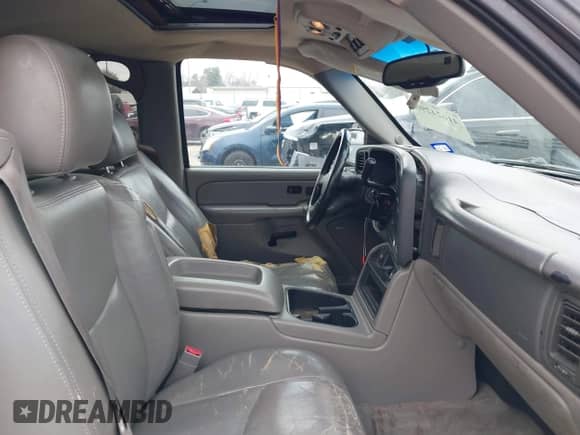 2004 Chevrolet Suburban LS with VIN 3GNEC16Z94G210873, listed as a IAAI auction lot 41624290 with 347,735 mi miles and . Bid and sale history available at DreamBid. Image 5.