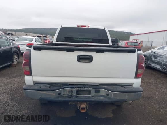 2003 Chevrolet Silverado 2500HD LT z VIN 1GCHK29U23E116984, wystawiony jako IAAI lot #43217859 z przebiegiem 265 239 mil mil oraz . Historia ofert i sprzedaży dostępna na DreamBid. Obrazek 17.