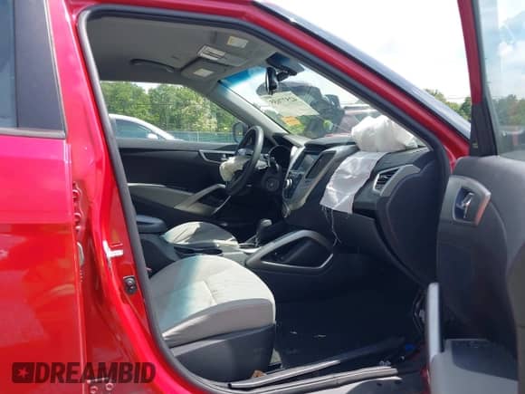 2013 Hyundai Veloster w/Black Int z VIN KMHTC6AD3DU095401, wystawiony jako IAAI lot #42577655 z przebiegiem 97 248 mil mil oraz . Historia ofert i sprzedaży dostępna na DreamBid. Obrazek 5.