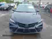 2021 Toyota Camry SE Nightshade z VIN 4T1G11AK8MU585082, wystawiony jako IAAI lot #43245347 z przebiegiem 88 301 mil mil oraz . Historia ofert i sprzedaży dostępna na DreamBid. Obrazek 13.