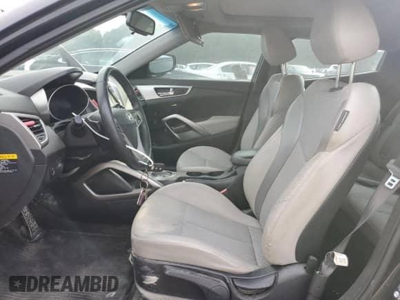 2013 Hyundai Veloster w/Gray Int z VIN KMHTC6AD9DU131253, wystawiony jako Copart lot #80507035 z przebiegiem 179 234 mil mil oraz Szkoda całkowita • Salvage title. Historia ofert i sprzedaży dostępna na DreamBid. Obrazek 7.