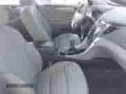 2013 Hyundai Sonata z VIN KMHEC4A42DA088096, wystawiony jako IAAI lot #42576073 z przebiegiem 150 817 mil mil oraz . Historia ofert i sprzedaży dostępna na DreamBid. Obrazek 5.