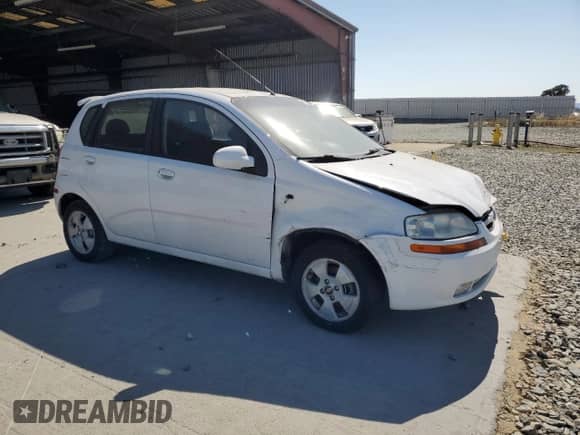 2006 Chevrolet Aveo LS z VIN KL1TD66656B576879, wystawiony jako Copart lot #63257245 z przebiegiem 71 477 mil mil oraz Szkoda całkowita • Salvage title. Historia ofert i sprzedaży dostępna na DreamBid. Obrazek 4.