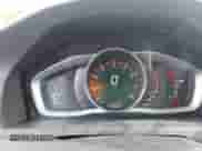 2018 Volvo S60 Inscription z VIN LYV402TK6JB173004, wystawiony jako IAAI lot #42641047 z przebiegiem 121 357 mil mil oraz . Historia ofert i sprzedaży dostępna na DreamBid. Obrazek 7.