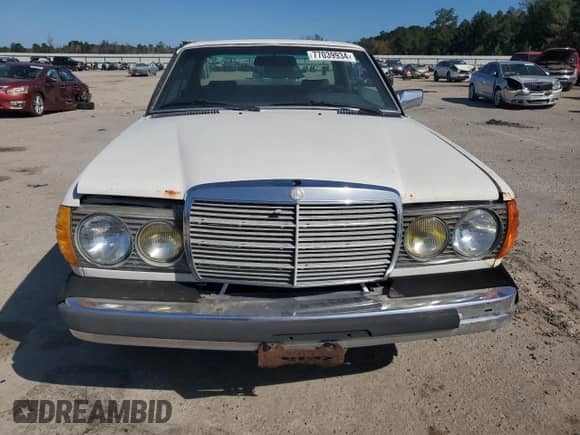 1982 Mercedes-Benz 300 z VIN WDBAB53A9CB001316, wystawiony jako Copart lot #77039934 z przebiegiem 221 891 mil mil oraz Czysty tytuł • Clean title. Historia ofert i sprzedaży dostępna na DreamBid. Obrazek 5.