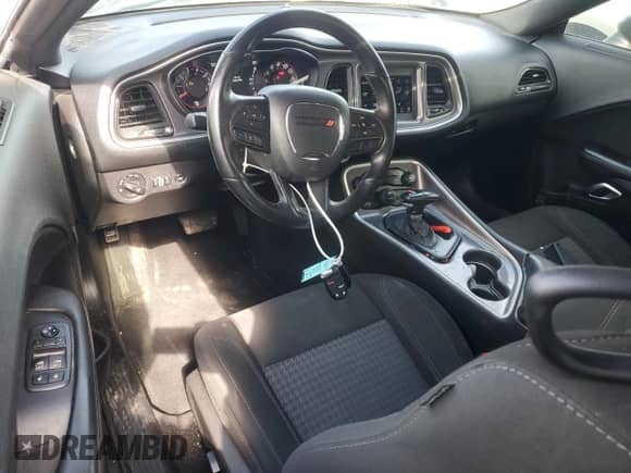 2020 Dodge Challenger SXT z VIN 2C3CDZGG9LH178910, wystawiony jako Copart lot #57433735 z przebiegiem 79 462 mil mil oraz Szkoda całkowita • Salvage title. Historia ofert i sprzedaży dostępna na DreamBid. Obrazek 8.