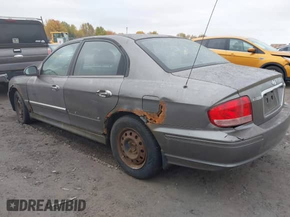 2002 Hyundai Sonata z VIN KMHWF25S82A572196, wystawiony jako IAAI lot #43507157 z przebiegiem 202 938 mil mil oraz . Historia ofert i sprzedaży dostępna na DreamBid. Obrazek 3.