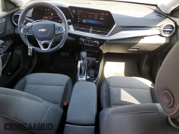 2025 Chevrolet Trax LT z VIN KL77LHEP7SC244186, wystawiony jako Copart lot #85184155 z przebiegiem 4 563 mil mil oraz Czysty tytuł • Clean title. Historia ofert i sprzedaży dostępna na DreamBid. Obrazek 8.