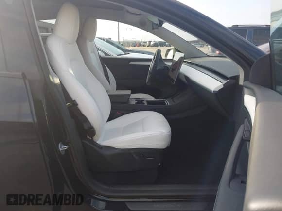 2023 Tesla Model Y Long Range z VIN 7SAYGAEE7PF767951, wystawiony jako IAAI lot #43128878 z przebiegiem 36 431 mil mil oraz . Historia ofert i sprzedaży dostępna na DreamBid. Obrazek 5.