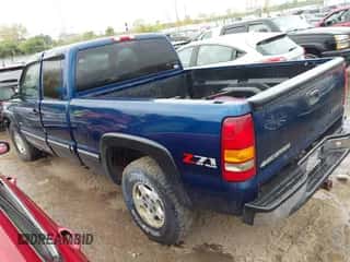 2001 Chevrolet Silverado 1500 LS z VIN 1GCEK19T51E176744, wystawiony jako IAAI lot #43271420 z przebiegiem 226 691 mil mil oraz . Historia ofert i sprzedaży dostępna na DreamBid. Obrazek 3.