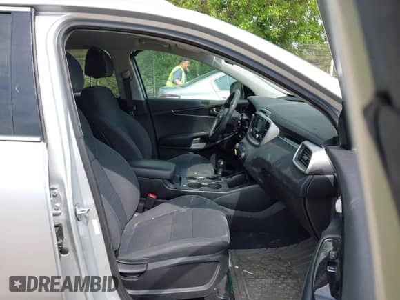 2018 Kia Sorento LX with VIN 5XYPG4A52JG361544, listed as a IAAI auction lot 42502097 with 148,604 mi miles and . Bid and sale history available at DreamBid. Image 5.