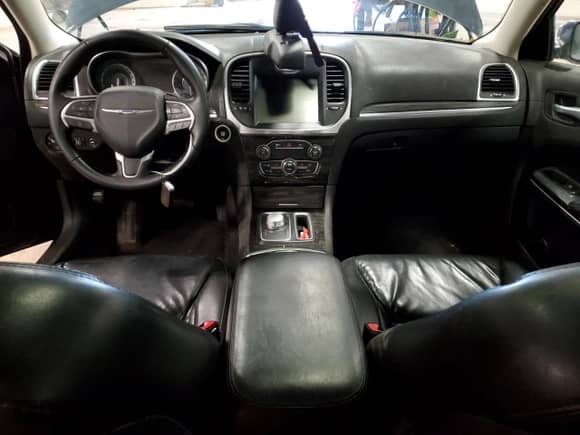 2016 Chrysler 300 Limited z VIN 2C3CCARG4GH358464, wystawiony jako Copart lot #43328695 z przebiegiem 74 923 mil mil oraz Czysty tytuł • Clean title. Historia ofert i sprzedaży dostępna na DreamBid. Obrazek 8.