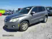 2011 Volkswagen Tiguan SE z VIN WVGAV7AX5BW535864, wystawiony jako Copart lot #49788565 z przebiegiem 175 298 mil mil oraz Czysty tytuł • Clean title. Historia ofert i sprzedaży dostępna na DreamBid. Obrazek 1.