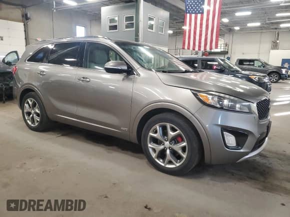 2016 Kia Sorento SXL z VIN 5XYPKDA52GG113608, wystawiony jako Copart lot #85586045 z przebiegiem 263 068 mil mil oraz Czysty tytuł • Clean title. Historia ofert i sprzedaży dostępna na DreamBid. Obrazek 4.