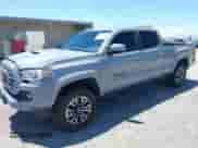 2020 Toyota Tacoma SR5 z VIN 3TMBZ5DN9LM027314, wystawiony jako IAAI lot #42258246 z przebiegiem 81 254 mil mil oraz . Historia ofert i sprzedaży dostępna na DreamBid. Obrazek 2.