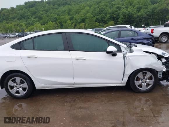 2018 Chevrolet Cruze LS с VIN 1G1BC5SM8J7126752, выставлен на аукционе IAAI как лот 42518748 с пробегом 138 951 миль миль и . История ставок и продаж доступна на DreamBid. Изображение 13.