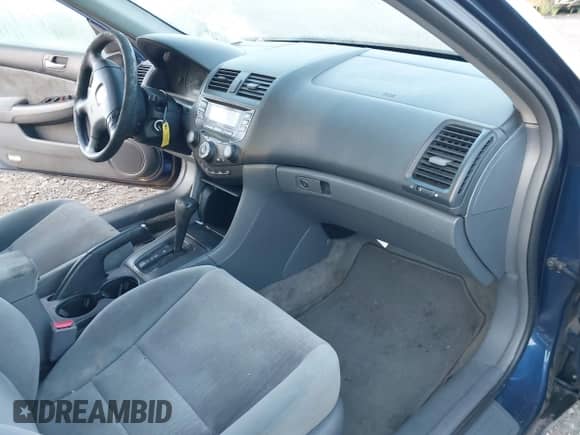 2003 Honda Accord LX z VIN 3HGCM56323G711071, wystawiony jako IAAI lot #43275299 z przebiegiem 296 706 mil mil oraz . Historia ofert i sprzedaży dostępna na DreamBid. Obrazek 5.